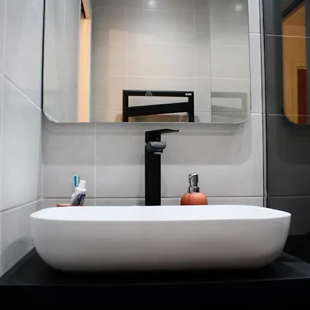 Apt With Terrace At The Foot Of Buttes-chaumont Apartment *